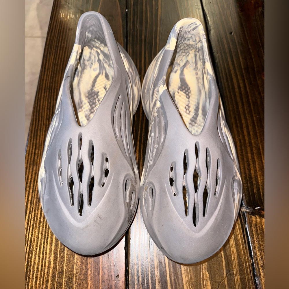 Yeezy Adidas - Foam Runners - Moon Gray Size : 6 (Mens)